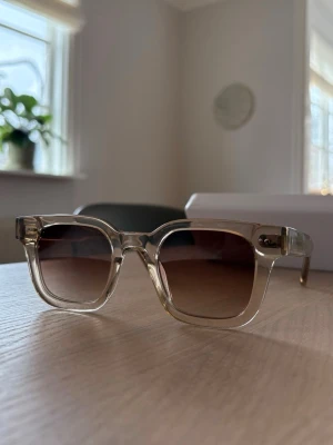 Chimi 04 ecru - Jätte snygga solglasögon från chimi i modellen 04 Core och färgen ecru. Perfekta nu till våren och sommaren! Solglasögonen och glasen är i jättebra skick förutom en liten skrapa mellan ögonen som visas på bild 6. Det som visas på bild två är det som ingår förutom själva solglasögonen. Bild 7 visar en defekt på solglasögon fodralet som dock inte påverkar dess funktion. Skriv om ni har frågor😊Nypris: 1400 kr