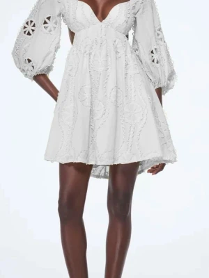 Studentklänning - Supersnygg studentklänning! Aldrig använd. Inga egna bilder då den var för stor. Perfekt skick. Storlek S men passar även Xs