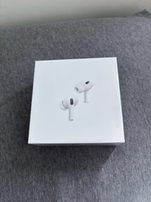 Apple AirPods Pro trådlösa hörlurar - Säljer ett par vita Apple AirPods Pro i originalförpackning. Hörlurarna är trådlösa in-ear-modeller med silikontoppar och stilren design. Perfekta för musik, samtal och brusreducering. Klassisk Apple-look med kompakt och snygg förpackning.