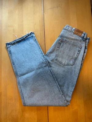 Weekday jeans - Weekday jeans i modellen ”galaxy” en rak passform men lite lösare än min andra annons. Cool detalj med uppsprätt fåll. Storlek 31/34 . Kom gärna med frågor