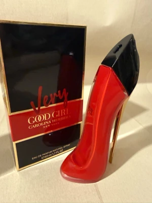 50ml Carolina Herera Very Good Girl Parfym - ”Very good girl” av Carolina Herera. Parfym köpt på kicks, skickas ordentligt packat med original paket. 50ml full flaska, endast sprejad för att känna lukt. Nypris: 1429kr