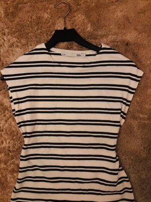 Topp - Topp från lager, aldrig kommit till användning, står L men passar mig som S/M men även en L! 