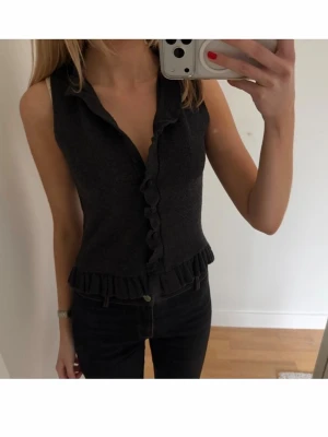 Topp med volang - Topp med volangdetaljer😍