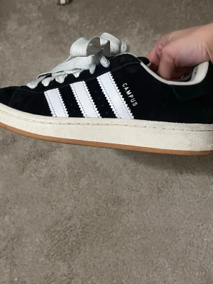 Adidas Campus svarta sneakers - Säljer dessa adidas campus skor, knappt använda, köpt på nelly💕
