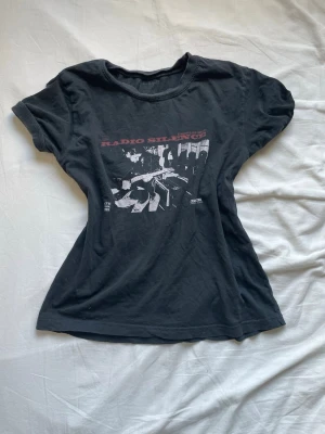 Brandy Melville T-shirt - Köpte denna för ett år sen och har inte kommit till användning någon gång. Är i mycket fint skick och finns ej täcken på slitage. 
