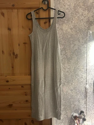 Grå långklänning - Grå långklänning från H&M. Mycket bra skick aldrig använd. Hör av vid frågor!💗