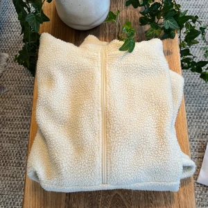 Pilé/teddyjacka - Säljer fin tröja/jacka/anorak i teddy från Everest, köpt på Stadium. Använd under en skidresa bara ⛷️den saknar dragsko, men annars inga anmärkningar. Nypris 499 kr.