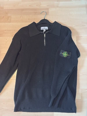 Stone Island zip hoodie - Nu säljer jag min zip hoodie från stone island. Kom privat för mer frågor🌟