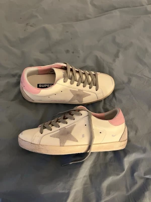 Golden Goose rosa sneakers  - Jag säljer dessa supersnygga sneakers från Golden Goose. De är tidigare köpta på vinted med verifiering. Hör gärna av er om frågor!☺️💗