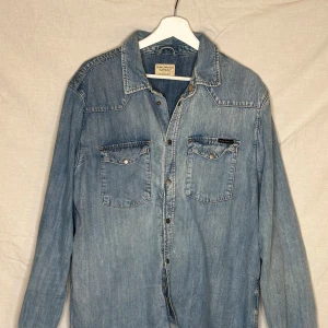 Blå jeansskjorta från Nudie Jeans - Jeansskjorta från Nudie Jeans Storlek L