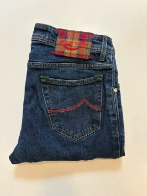 Jacob Cohen jeans - Marinblåa Jacob Cohen jeans //  Mycket bra skick //  Modell: 688 comfort //  Storlek 32 //  Midjabredd 40cm  Längd 108cm  Innerben längd 83cm  Lårvidd 25cm  Benöppning 18cm  Skriv vid minsta fråga eller fundering🤝