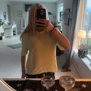 Ljusgul stickad tröja med kort ärm - Ljusgul stickad topp från Gina tricot, köpte i våras men har inte kommit till användning🩷