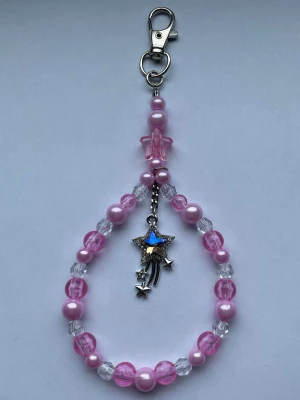 Rosa nyckelring/bag charm🩷 - Rosa nyckelring/bag charm med berlock, gjord av mig💕