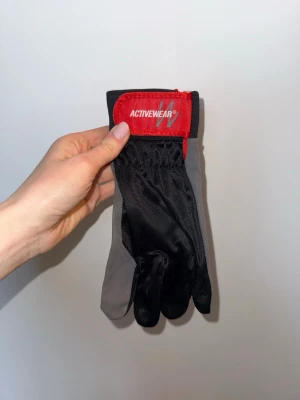 Svarta och grå arbetshandskar från Activewear - Säljer ett par arbetshandskar i storlek 10 från Activewear. Helt nya och oanvända.