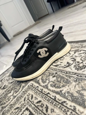 Svarta sneakers i läder - Svarta sneakers i läder. Använda i bra skick, pappret inuti skorn sitter löst på ena skorn, annars bra skick. Tveka inte att fråga om mer bilder💗 storlek 37