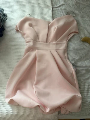 Rosa klänning - Supersöt ljusrosa kort klänning med offshoulder-design och markerad midja. Perfekt för er som tar studenten, detta skulle vara min mottagningsklänning! Finns även i storlek 42!