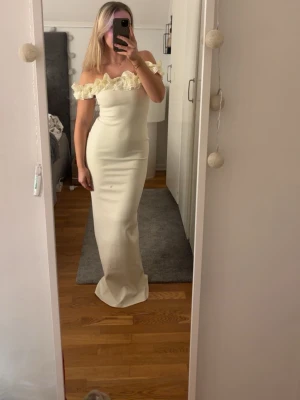 Vit offshoulder långklänning med volang - Jätte fin klänning. Perfekt för bal! skriv för fler bilder💗