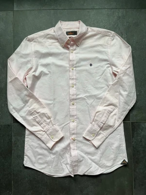 Morris skjorta  - Tjena, säljer nu denna riktigt snygga och populära Morris skjortan, den är i bra skick utan några skador, hör av er vid frågor och funderingar🙌🤝 