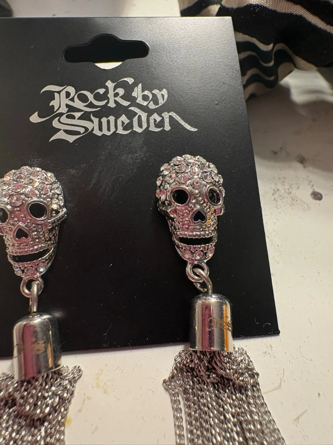 Silverfärgade döskalleörhängen Rock by Sweden - 5