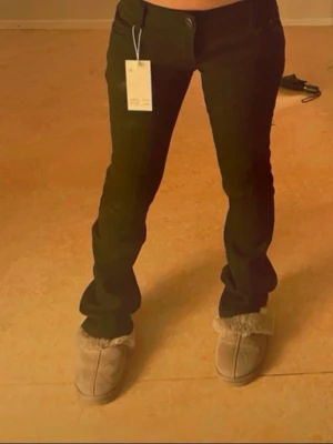 Svarta jeans - Skitsnygga lågmidjade jeans