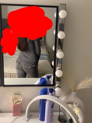 Gråa bootcut jeans med fickdetaljer - Storleken är 152 och då är det XS. Säljer ett par grå jeans bootcut och klassiska bakfickor med lock. Jeansen har en enkel design och är perfekta för en avslappnad stil. Materialet är denim och färgen är en snygg, neutral grå som passar till det mesta.