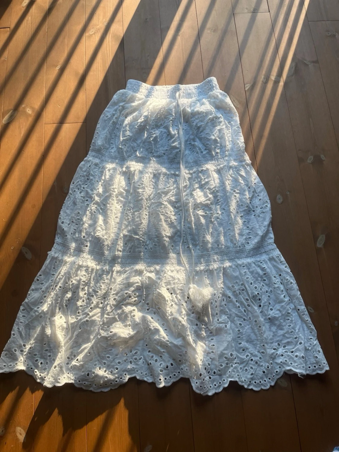 Vit långkjol med broderade detaljer - 2