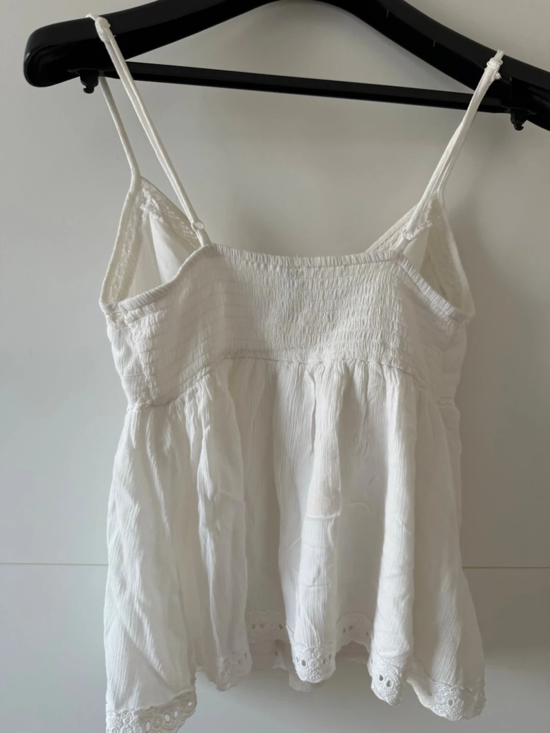 Vit topp med spetsdetaljer - 1