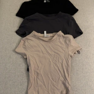 Croppad t-shirts - Oanvända, normal i storleken. 