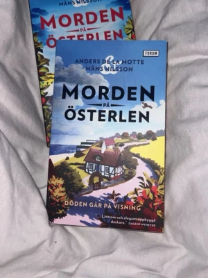 Morden på Österlen bokpaket - Två deckare av Anders de la Motte och Måns Nilsson: 'Döden går på visning' och 'Ett fynd att dö för'. Färgglada omslag med motiv från Österlen, tryckta i pocketformat. Perfekt för dig som gillar spännande och smarta mysterier.