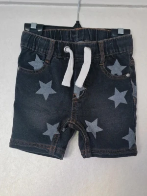 Shorts med stjärnor - Inga funna skavanker. Tillverkade av bomull och bambu. Stl 98