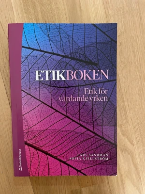 Etikboken: Etik för vårdande yrken - Säljer boken Etikboken: etik för vårdande yrken av Lars Sandman och Sofia Kjellström. Boken är i nyskick och har inte använts.  Köpt från Adlibris för ca 739 kr. Säljes för 500 kr.  Information om boken: Titel: Etikboken – etik för vårdande yrken Författare: Lars Sandman, Sofia Kjellström Upplaga: 3 Utgivningsår: 2024 Förlag: Studentlitteratur Språk: Svenska