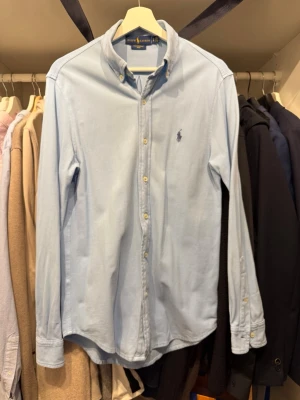 Ralph lauren skjorta S - Fin ljusblå Ralph lauren skjorta i storlek Small. Passar även storlek Medium. Använd sparsamt och i mycket bra skick. Hör av dig vid minsta fundering! 