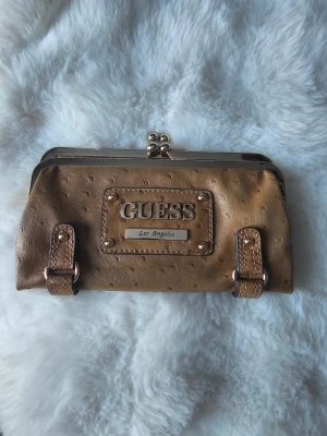 Guess plånbok/clutch - Liten handväska/plånbok från märket Guess. Väl bevarad och superfin i skick! 