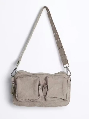 Gina Tricot Connie bag - Snygg beige axelväska i mockaimitation med två framfickor med dragkedja och axelband med silverfärgade nitar. Perfekt för dig som gillar en stilren och trendig look. Väskan har även en stor dragkedja upptill för extra förvaring. Nypris 349kr
