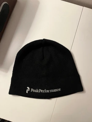 Peak Performance mössa - Skön nu till vinter, snygg svart mössa. Passar bra som accessoar till nån schysst jacka!! 