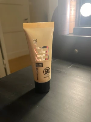 Maybelline Fit Me BB Cream SPF 50 - Maybelline Fit Me BB Cream med SPF 50.  Ger naturlig täckning och återfuktar huden. Lätt formula som smälter in i huden och passar perfekt för en fräsch look. Innehåller 30 ml. Endast provad en gång. Vid frågor är det bara att skriva😊