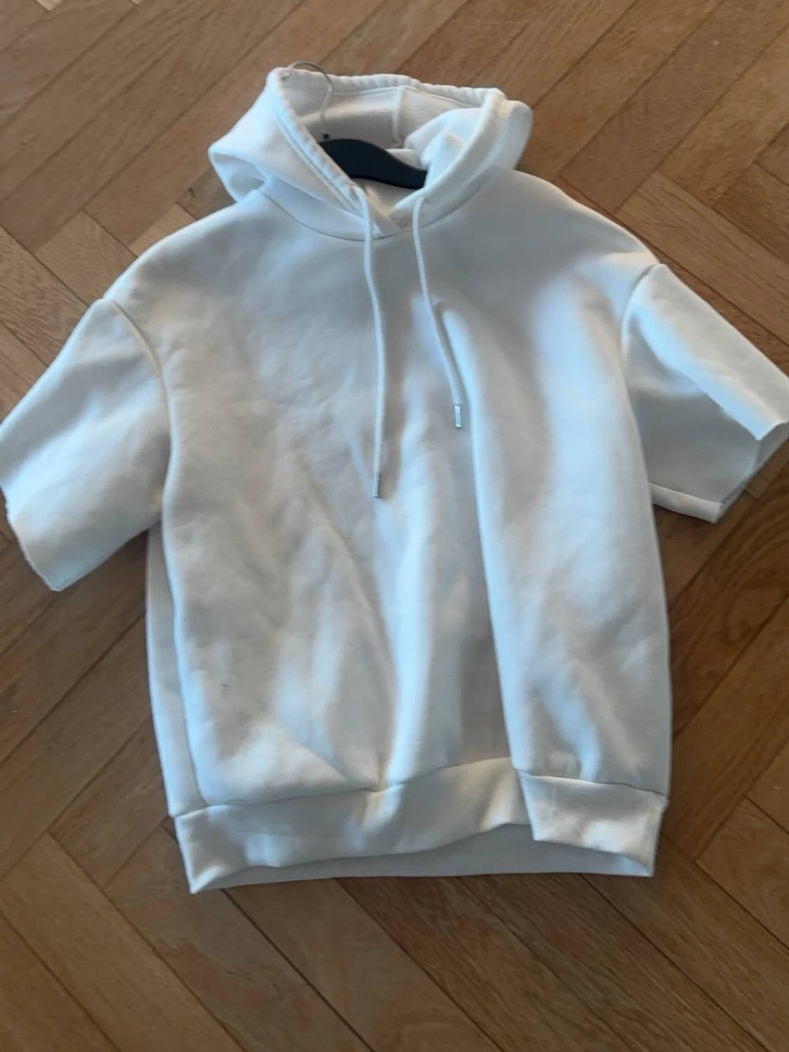 Vit hoodie med kort ärm och tryck - 1