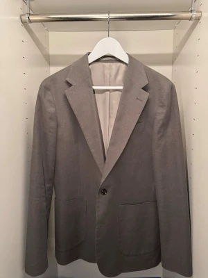 These Glory Days Kavaj - Säljer en riktigt schyst kavaj ifrån These Glory Days, köpt på volt för 2000 kr. Skick är 8,5-10, enda som är en defekt är en repa bak på ryggen (sista bilden). Finns bild på hur den sitter på (3dje bilden), den är grönare än vad den ser ut på bild. Pris kan diskuteras vid snabb affär! PM för mer information! 🤝🏻