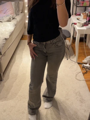 Mid waist flare grå - Skit snygg grå jeans i midwaist dom är knappt använda väldigt fint skick inte nertrampade heller