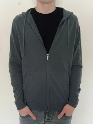 Kashmir zip hoodie - Säljer en riktigt snygg Massimo dutti zip i 100% Kashmir . Tröjan är i väldigt bra skick och storlek L. Passformen är riktigt bra. Vid frågor osv bara att skriva🙏🏻 (vid snabb affär kan gå ner i pris)