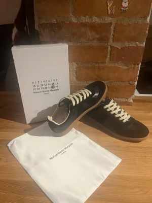 Maison Margielas  - Maison margiela gats. Storlek 44. Aldrig använda. Box och dustbag medföljer. Skickas snabbt!