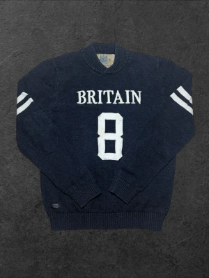 Morris grovstickad tröja - herr strl L - Säljer en mörkgrå Morris grovstickad tröja i storlek L med brodering på bröstet sträck på ärmarna samt flagga på vänster ärm  👕 Märke: Morris 📏 Storlek: L 🎨 Färg: Mörkgrå 📍 Skick: Bra skick, fläck på broderad 8 (ej behandlad) (se bilder)  💬 Har du några frågor är det bara att höra av dig! 💰 Vid snabb affär kan priset diskuteras. 📦 Skickar alltid inom 24 timmar!