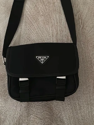 Svart axelväska från Prada - Inte helt ny men den är inte använd så mycket jag vill bli av med den snabbast denna vecka.
