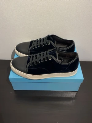 Marinblå Lanvin - Hej! Jag säljer nu dessa helt nya Lanvins, endast använda 2 ggr så de är helt som nya. Skorna är i uk7 vilket motsvarar storlek 42. Pris går att diskutera. Hör av er vid frågor eller funderingar. Endast box medföljer!