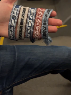 Christian dior armband - Säljer flera trendiga armband från Christian Dior i olika färger som rosa, blå, svart, grå och turkos. Armbanden har broderade logotexter. Och justerbar storlek (ONE SIZE) Helt nya, aldrig använda! Skicka bild eller skriv vilken färg ni är intresserade av! 