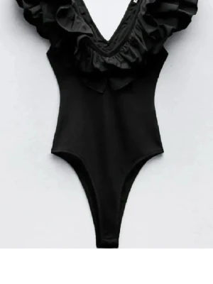 Zara volang body  - Säljer denna volang body i storlek L men är liten i storlek kom med prisförslag  