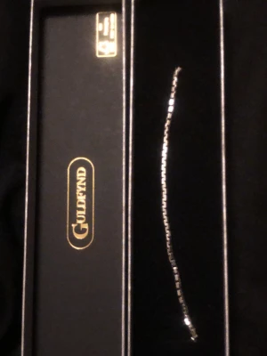 Äkta Silver armband från Guldfynd - Stilrent armband i silver från Guldfynd. Armbandet har en klassisk, tunn och elegant kedjedesign som passar perfekt till din vardagsstil. Levereras i originalask med Guldfynd-logga i guld. Perfekt accessoar för dig som gillar enkel och tidlös design.