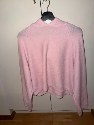 Stickad hoodie - Hej! Säljer denna stickade hoodien vet ej vart den är ifrån men den är aldrig använd lappen är bara avklippt, den är mjuk och inte stickig😊