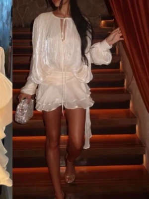 Klänning med volang - Så vacker klänning! Peach färgad 