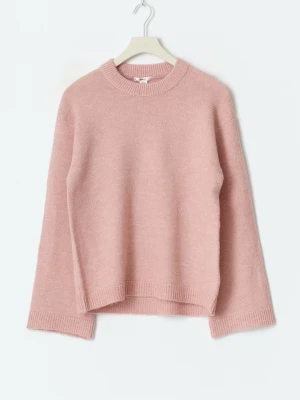 Ljusrosa stickad tröja - Mysig ljusrosa stickad tröja med rund halsringning och långa ärmar. Tröjan har en avslappnad passform och ribbade muddar vid ärmslut och nederkant. Perfekt för lager-på-lager och enkel att matcha med jeans eller kjol.